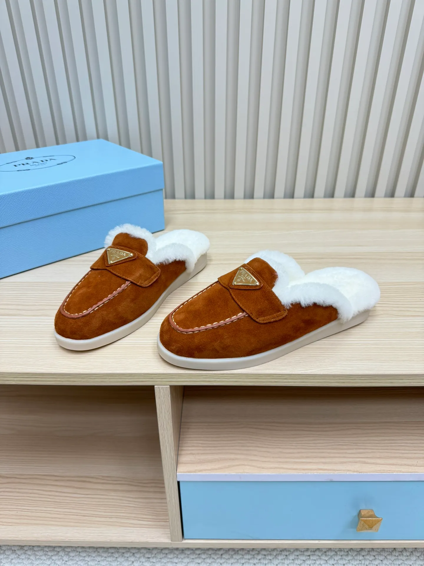 p560 🎉Prada toe-cap wool slippers, officially updated simultaneously, couple models are coming! 💑 Classic triangle buckle design, extremely fashionable. The all-wool lining and feet have excellent thermal insulation properties, allowing you to feel warm even in cold winter days. The comfortable TPU soles are extremely comfortable to wear, as if you are walking on the clouds. 😌 It is an excellent choice whether at home or out. Wear it with your significant other to show off your love and become the focus of street fashion. 💖This winter, let Prada toe-toe wool slippers accompany you, combining warmth and fashion. Come and get it now! 🛍️ Fabric: Imported frosted cowhide Lining: One-piece sheepskin imported from Australia Outsole: Original Tpu absorbent film outsole Female size: 35～41 (41 customized) Male size: 39～45 (45 customized)